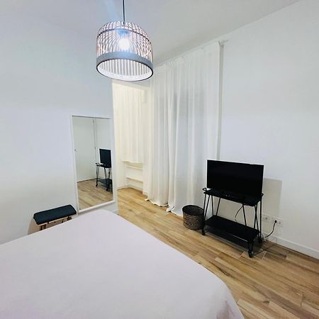 Bellhome 3 - Elegante Appartamento Nel Centro Di Бари Екстериор снимка