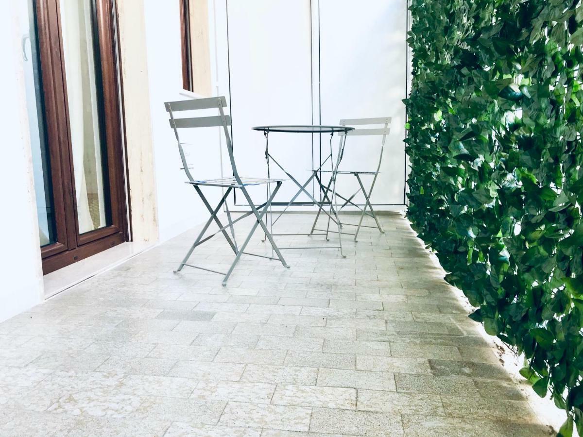 Bellhome 3 - Elegante Appartamento Nel Centro Di Бари Екстериор снимка